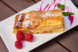 Plăcintă de casă cu brânză dulce, iaurt și stafide