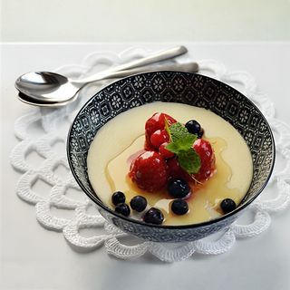 Griș cu lapte și dulceață de prune