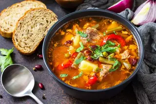 Ciorbă de Văcuță cu bors de casa si frunze de leustean