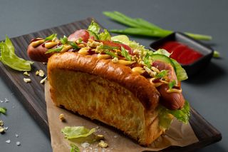 Хот-дог з молочною сосискою і беконом