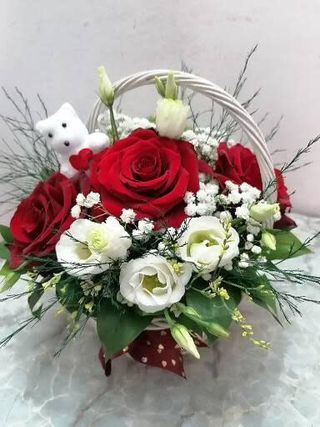 Korpica sa crvenim ružama