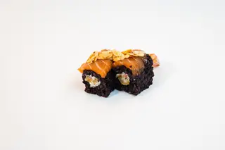 131.Uramaki de arroz negro (4 pzs.)