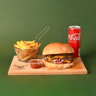 Chief smash burger, pomfrit i Coca-Cola