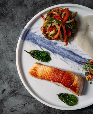 Salmón A La Plancha Con Verduras Y Puré De Patata