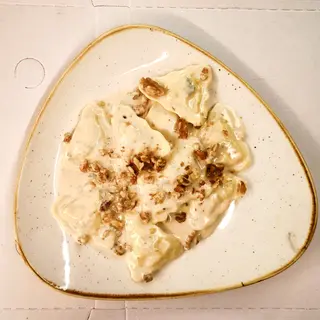 Ravioli Ricotta Y Pera Con Salsa Gorgonzola Y Nueces