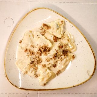 Ravioli Ricotta Y Pera Con Salsa Gorgonzola Y Nueces