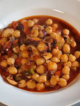 Garbanzos con pulpo
