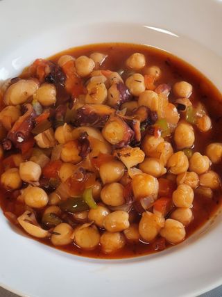 Garbanzos con pulpo