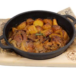 Агнешко печено месо с печени картофки и сос