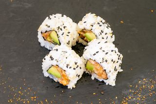 Урамаки спайси сьомга (4бр - 100г)