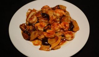 Gambas con bambú y setas chinas