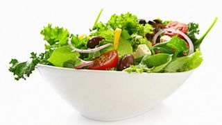 Зелена салата с пилешко