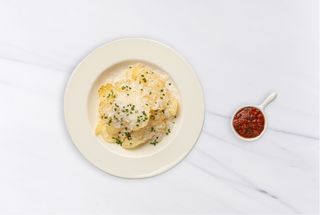 Картофельные чипсы с пармезаном и соусом маринара