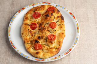 Фокача с чесън, розмарин и чери домати (240гр)