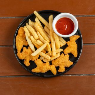 Nuggets z frytkami i surówką