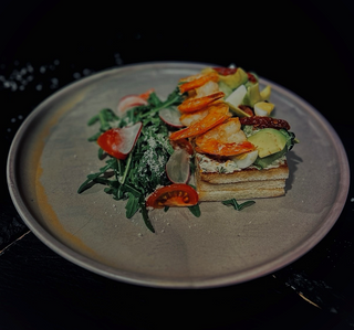 Toast con avocado e gamberi