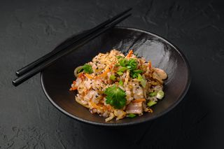 Orez prăjit cu carne de porc, ou și legume în sos tyakhan