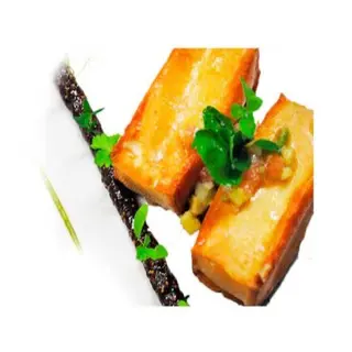 Queso ahumado con mermelada de arándanos