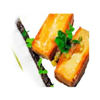 Queso ahumado con mermelada de arándanos