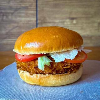 Crispy Chicken Burger Con lechuga, tomate y bacon