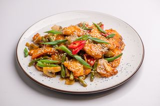 Гаряча пательня з курячим філе та овочами (400г)