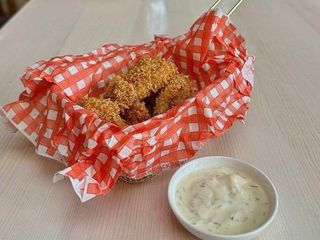 КУРЯЧІ СТРІПСИ З ЧАСНИКОВИМ СОУСОМ (150/30g)