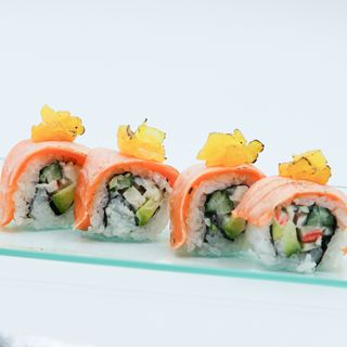 Uramaki salmón con piña caramelizada 