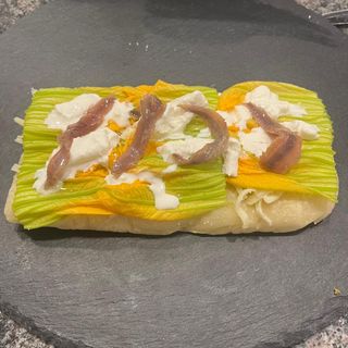 Fiori di zucca acciughe stracciatella 