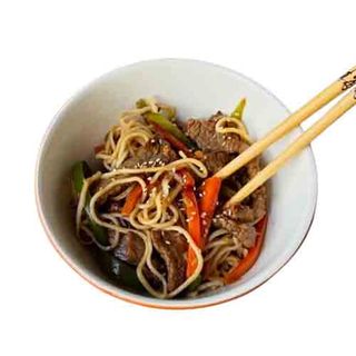 Tallarines con tiritas de ternera