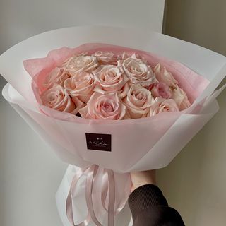 15 персикових троянд 