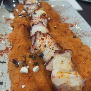 Pulpo con cama de revolconas