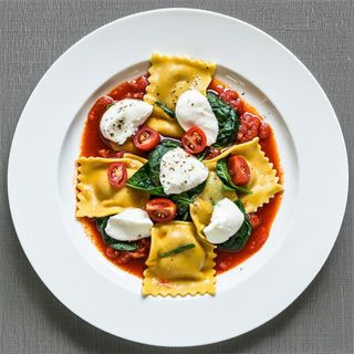 Ravioli di ricotta e spinaci, pomodoro e bufala