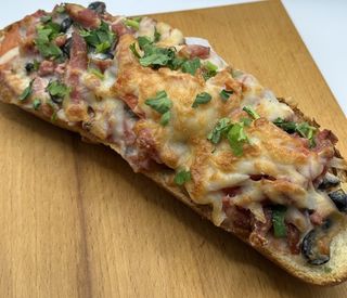 Сендвіч з салямі та маслинами