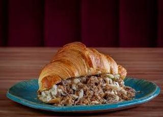 65 Croisant De Carne Mechada