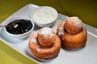 Papanasi cu dulceata de afine si smantana