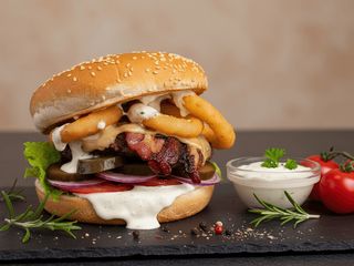 Czosnek Burger w zestawie (z frytkami belgijskimi i sałatką vinaigrette)