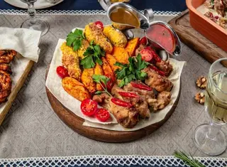 Set Coaste de porc și aripi de pui + 2 sosuri