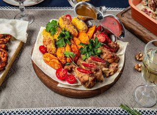 Set Coaste de porc și aripi de pui + 2 sosuri