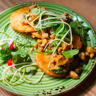 Placki ziemniaczane z kurczakiem i borowikami