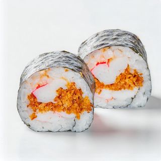 51. Maki de kanikama, langostino y cebolla frita con salsa kimuchi