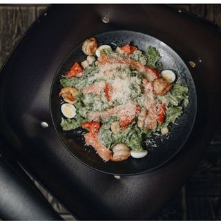 Салат Цезар з креветкми та сьомгою (280г)