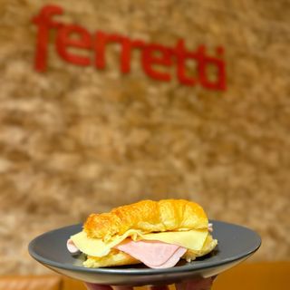 Medialuna Argentina con Jamón y Queso