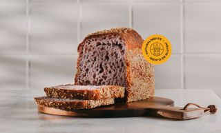 Pão de batata doce roxa e sementes de sésamo