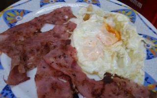 Beicon Con Huevos Fritos Y Patatas Fritas