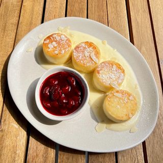 Сирнички з вишнею