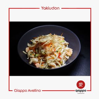 Yaki udon salmone