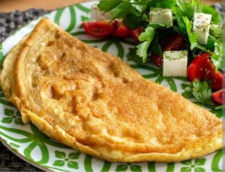 Omlet sa sirom, šunkom, pršutom i povrćem