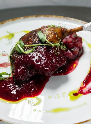 Качка з яблуком та ягідним соусом