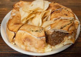 Rosca De Carne Picada Mozzarella Y Salsa BBQ