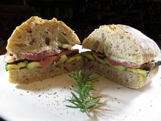 Panino con prosciutto crudo e verdure grigliate